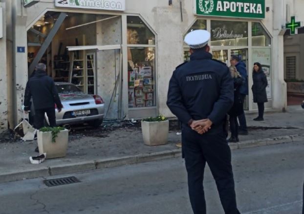 Nesvakidašnja scena u Trebinju: Automobilom uletio u butik (FOTO)