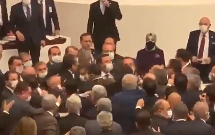 Rasprava o budžetu završila neslavno: Opšta tuča u turskom parlamentu (VIDEO)