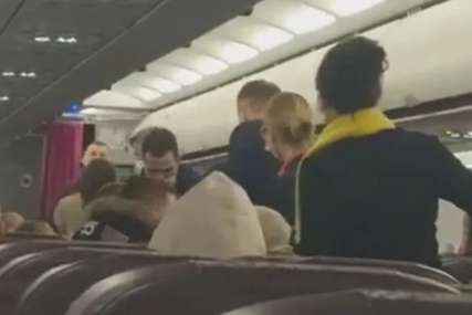 HAOS U AVIONU ZA TUZLU Muškarac pokušao da otvori vrata aviona, a ovo je naveo kao razlog (VIDEO)