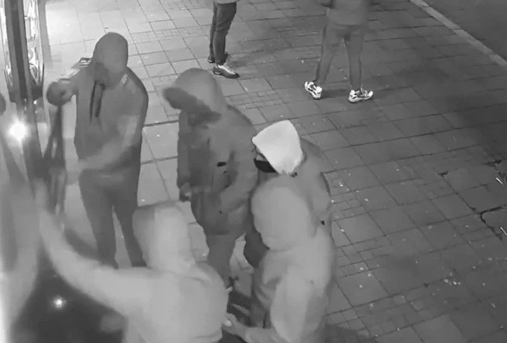 VANDALI SE SAKRILI IZA KAPULJAČA Organizovano došli da "napadnu izlog" Prajd info centra u Beogradu (VIDEO)