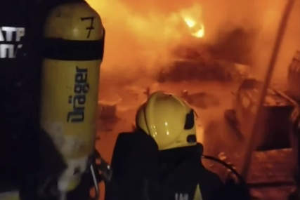 Strahovit snimak iz grotla požara u Novom Sadu: Kako su se vatrogasci borili s vatrenom stihijom (VIDEO)