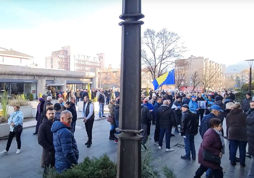 UZVIKUJU "FUDO, FUDO": Stotine Zeničana protestuje zbog privođenja gradonačelnika (VIDEO)