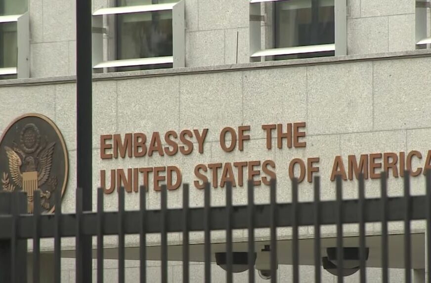 americka ambasada sad