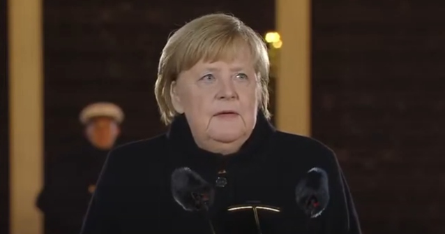 OPRAŠTA SE VELIKA MUTI Crvene ruže, baklje i muzičke želje za ispraćaj Angele Merkel (FOTO, VIDEO)
