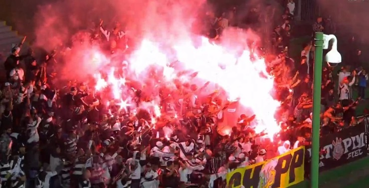 IRONIČNA PROSLAVA Navijači bakljadom slavili penal protiv svog tima (FOTO)