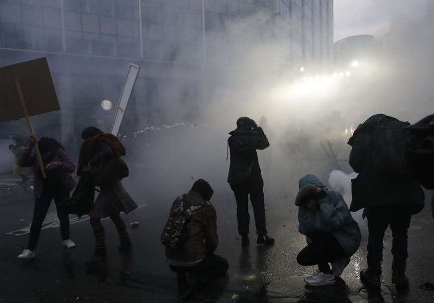 PROTEST PROTIV KOVID MJERA Vodeni top i suzavac upotrijebljeni protiv demonstranata