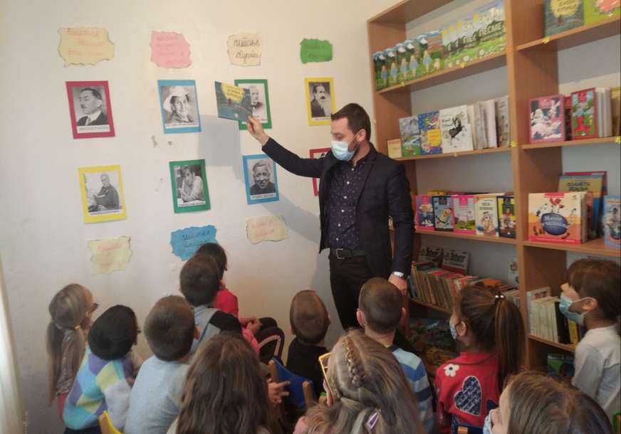 Kada je učitelj ujedno i pisac: Đaci iz Karanovca oduševljeni kampanjom “Čitajmo zajedno”