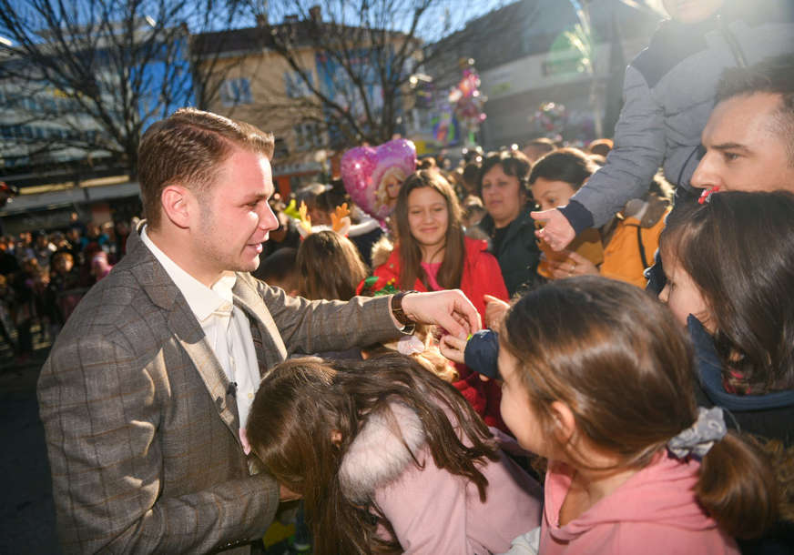 Dječja nova godina proslavljena uz osmijeh i pjesmu: Najmlađi sugrađani uživali u bogatom programu (FOTO)
