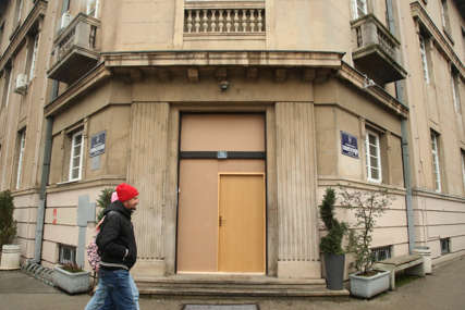 Ekonomska škola dobila nova "stara" vrata: Majstori imali poruku za sve hejtere (FOTO)
