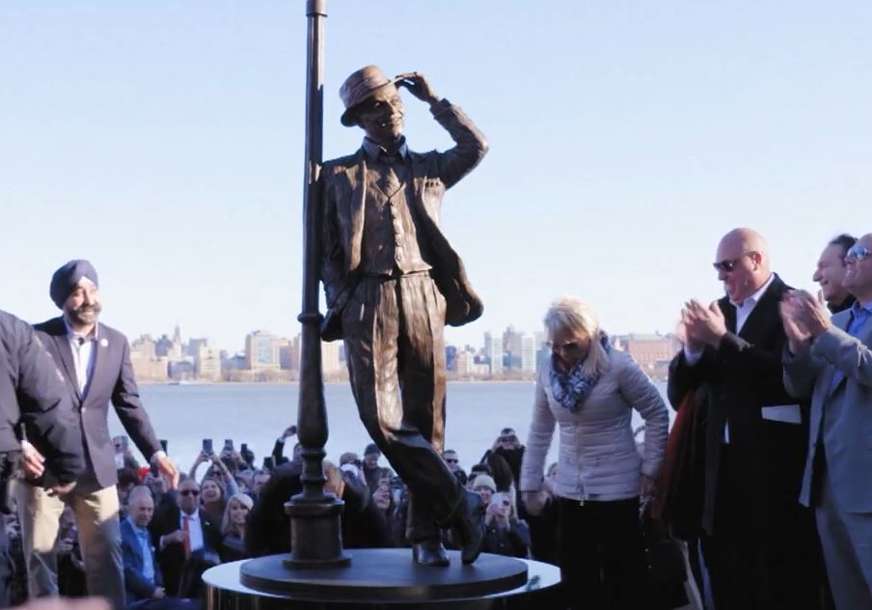 MUZIČKA LEGENDA Frank Sinatra dobio bronzani kip u rodnom gradu (VIDEO)