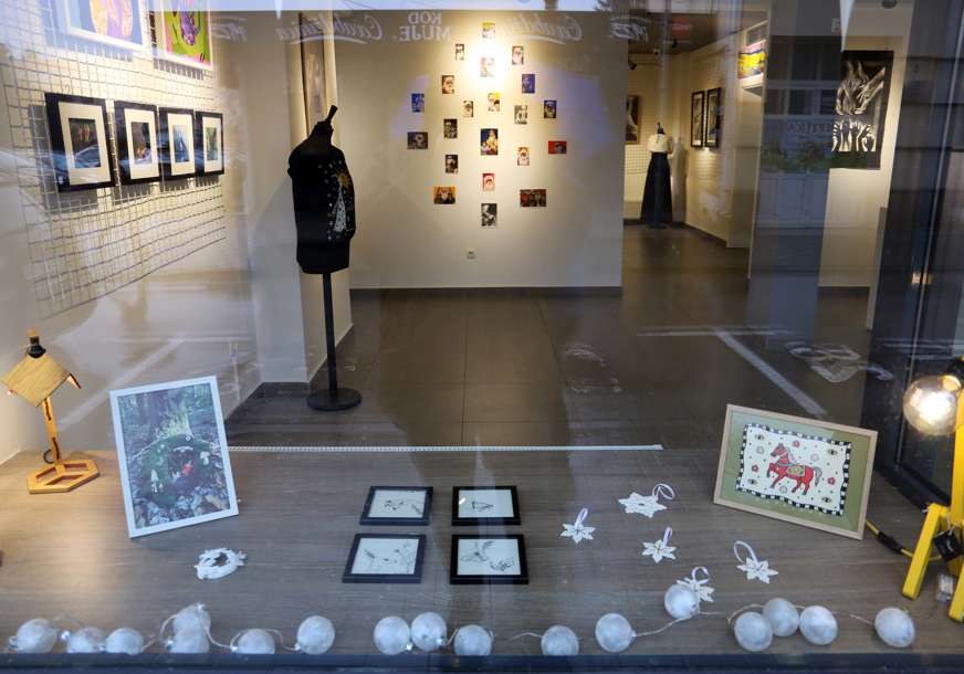 Novogodišnja prodajna izložba u "Galeriji Plus": Umjetnine, modni dodaci, kućne dekoracije i unikatni proizvodi (FOTO)
