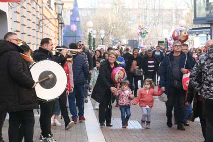 Posljednje pripreme za doček Nove godine: Praznična atmosfera namamila građane da prošetaju centrom, Gospodska ulica VRVI OD POSJETILACA (FOTO, VIDEO)