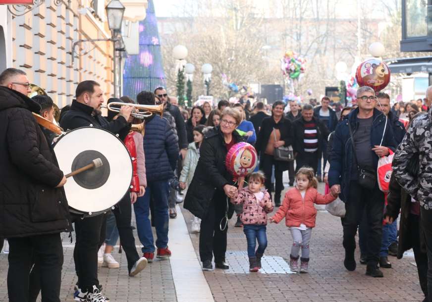 Posljednje pripreme za doček Nove godine: Praznična atmosfera namamila građane da prošetaju centrom, Gospodska ulica VRVI OD POSJETILACA (FOTO, VIDEO)