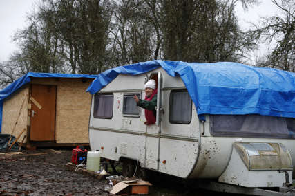 U Dvoru i dalje teško: Drugu zimu nakon zemljotresa 41 porodica smještena u kamp kućice