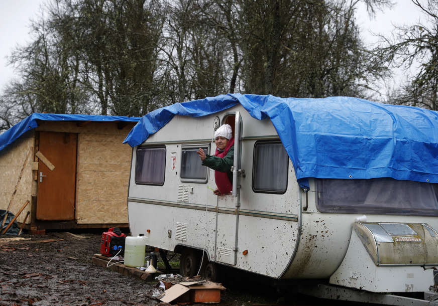 U Dvoru i dalje teško: Drugu zimu nakon zemljotresa 41 porodica smještena u kamp kućice