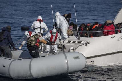 Pokušali da stignu u Evropu: Spaseno 305 migranata na prepunom brodu