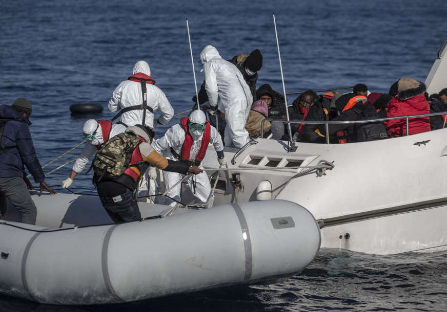 Pokušali da stignu u Evropu: Spaseno 305 migranata na prepunom brodu