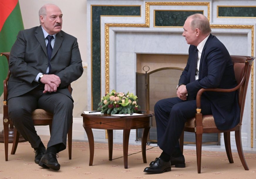 POLITIČARI NA LEDU Putin i Lukašenko zaigrali hokej, davali su i golove