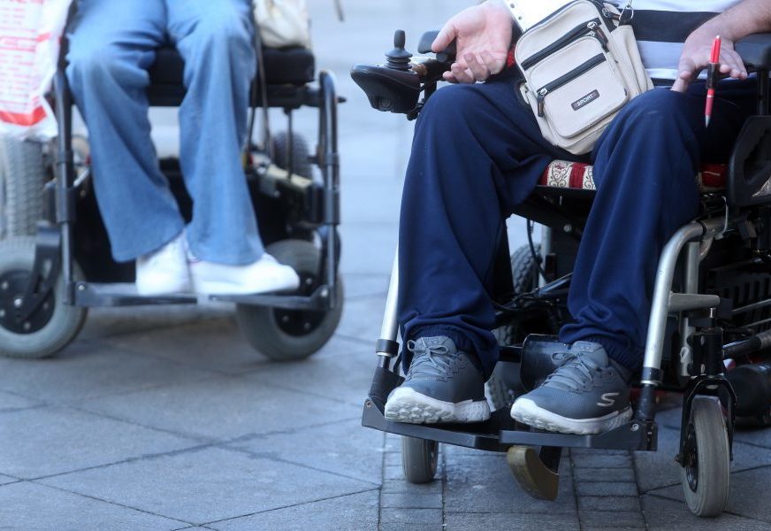 Svakodnevno nailaze na životne prepreke: Osobe sa invaliditetom zaboravljene i u sve težim uslovima za život