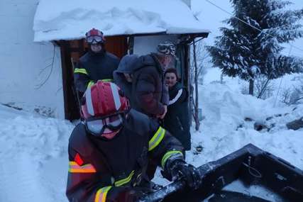Drama u selu koje je okovano snijegom: Muškarac pao ispred kuće, spasavali ga vatrogasci na motornim sankama (FOTO)