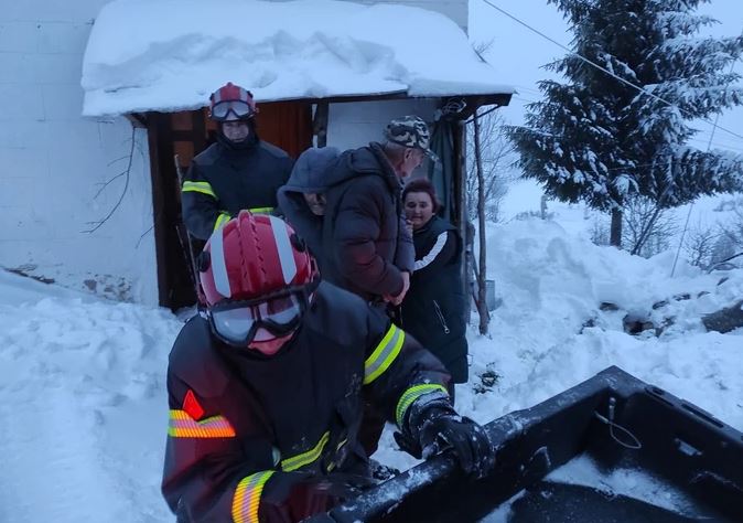 Drama u selu koje je okovano snijegom: Muškarac pao ispred kuće, spasavali ga vatrogasci na motornim sankama (FOTO)