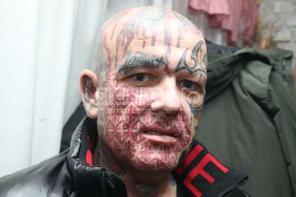 Želio se slikati sa Dodikom: Muškarac čije je lice prekriveno tetovažama se posebno ističe u štabu SNSD (FOTO)
