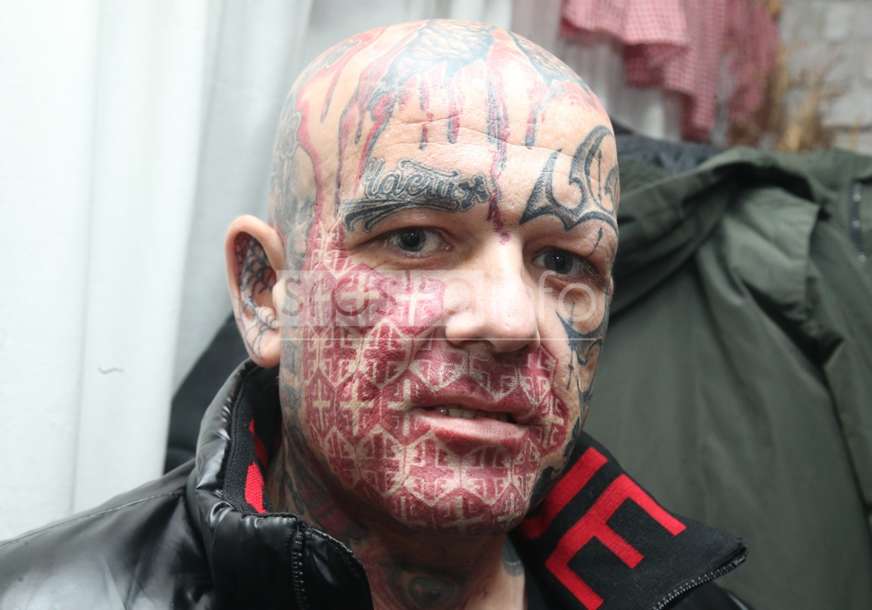 Želio se slikati sa Dodikom: Muškarac čije je lice prekriveno tetovažama se posebno ističe u štabu SNSD (FOTO)