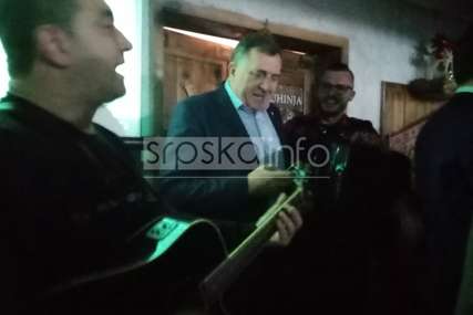 SLAVLJE U ŠTABU SNSD Javor vodi na 62 biračka mjesta, Dodik donio rakiju