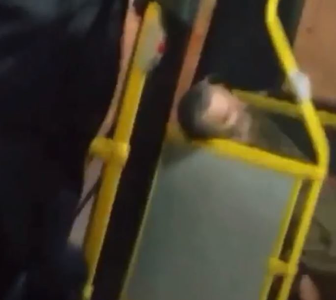 Tužan snimak iz beogradskog autobusa:  Muškarac klonuo na sjedištu, vrata ga udaraju, a oni mu se smiju (VIDEO)