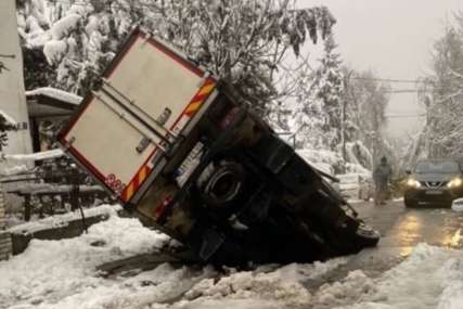 HAOS NA ULICI Otvorila se velika rupa u Beogradu, upao kamion (VIDEO)