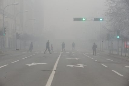 Građani prelaze ulicu u magli