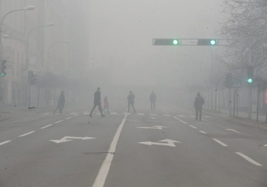 Građani prelaze ulicu u magli