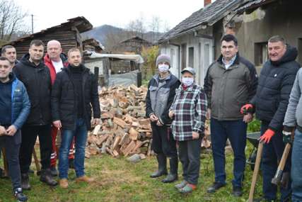 OBILJEŽILI SVOJ MEĐUNARODNI DAN “Majevički volonter” obezbijedio ogrev za porodicu Hodžić (FOTO)