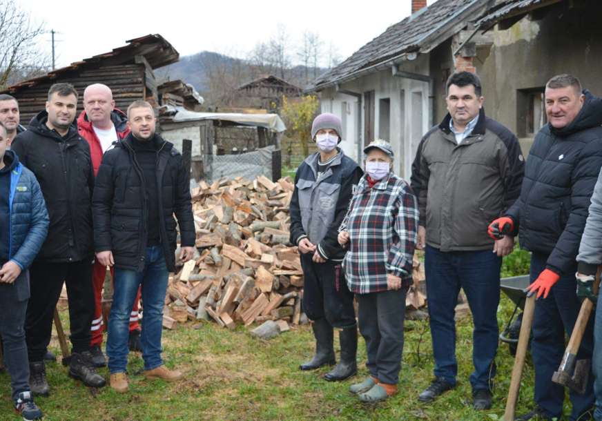 OBILJEŽILI SVOJ MEĐUNARODNI DAN “Majevički volonter” obezbijedio ogrev za porodicu Hodžić (FOTO)