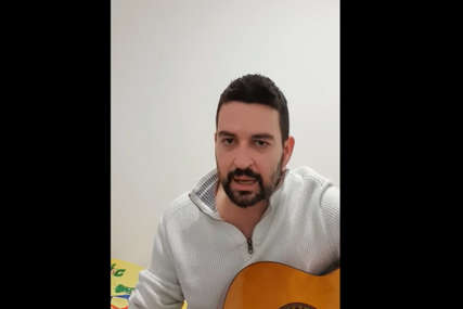 "Našu podršku samo Vukan ima" Aktivista SDS uz pjesmu i gitaru POSLAO PORUKU DNS (VIDEO)