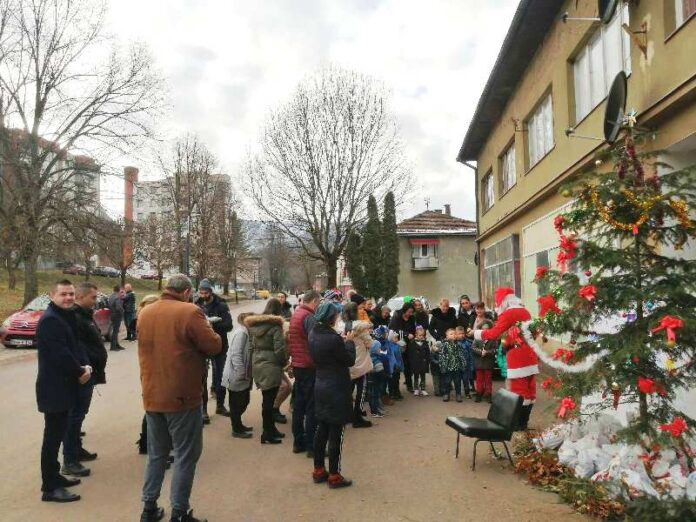 Djed Mraz svratio u Foču: Paketići za najmlađe mještane Miljevine