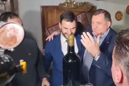 U SNSD zapjevali dobro poznatu pjesmu, Dodik donio rakiju, a stigao i bivši gradonačelnik Pavlović (VIDEO)