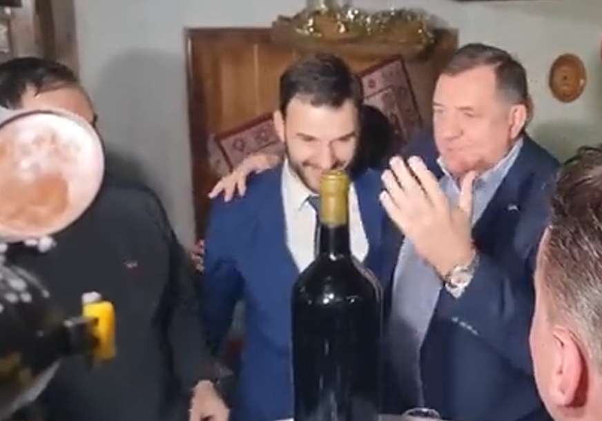 U SNSD zapjevali dobro poznatu pjesmu, Dodik donio rakiju, a stigao i bivši gradonačelnik Pavlović (VIDEO)