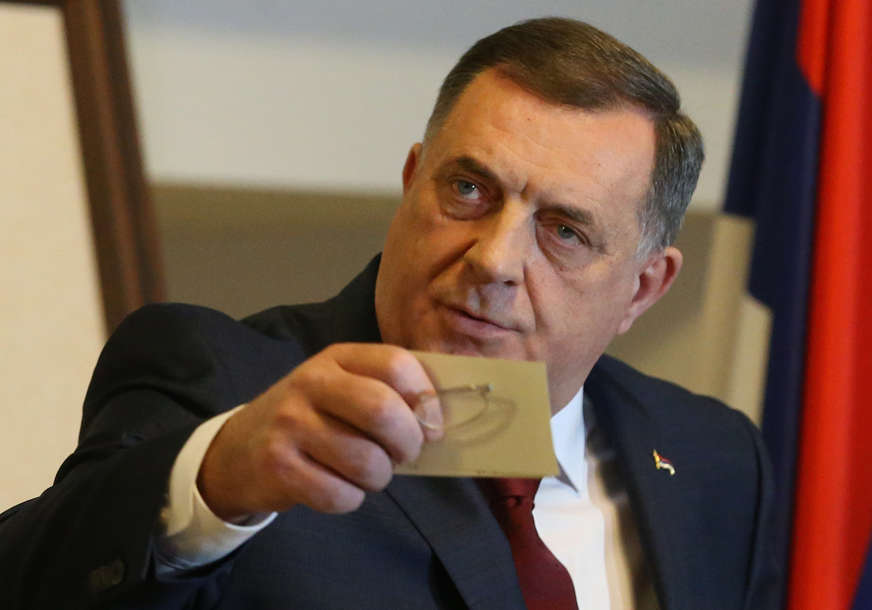 "Nastavićemo insistirati na Ustavu BiH" Dodik poručio da SNSD neće prihvatiti nijednu vrstu sankcionisanja