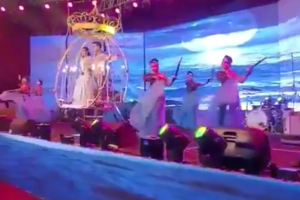 Neobičan performans ih umalo koštao života: Dramatičan ulazak mladenaca na vjenčanje, par pao s ljuljaške (VIDEO)