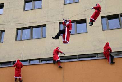 OBRADOVALI MALE PACIJENTE Djeda Mrazovi se spustili sa krova pedijatrijske klinike (VIDEO)