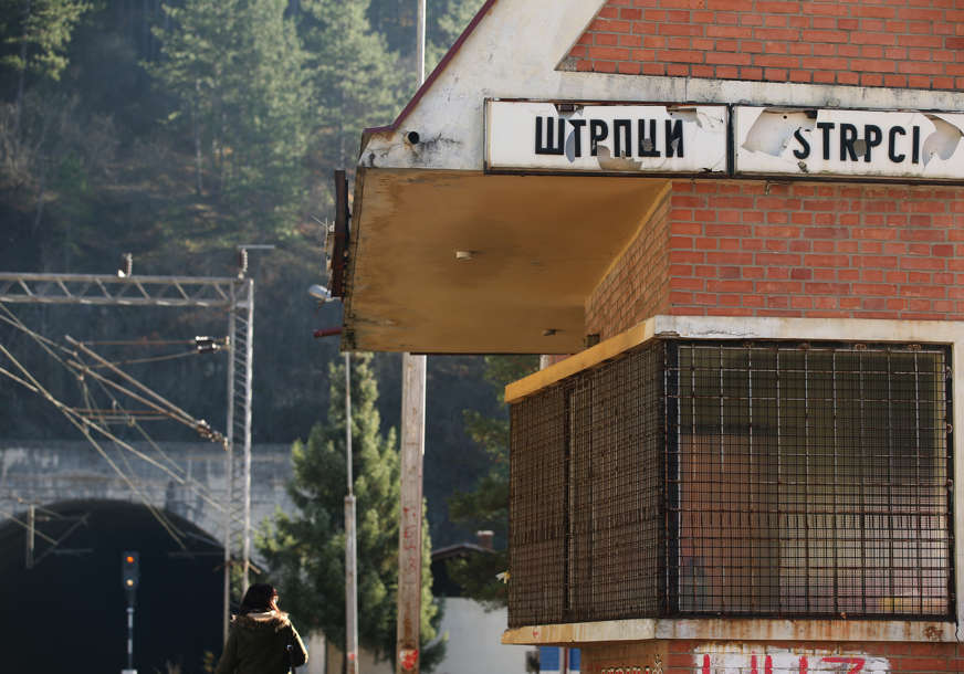 (FOTO) Iz voza izveli i ubili 20 ljudi: Godišnjica zločina u Štrpcima, jedinoj stanici u Republici Srpskoj na pruzi Beograd - Bar