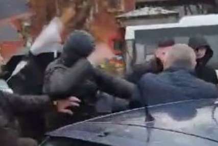 "Udri ga u glavu" Demonstranti napali blokiranog čovjeka u Nišu