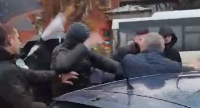 "Udri ga u glavu" Demonstranti napali blokiranog čovjeka u Nišu