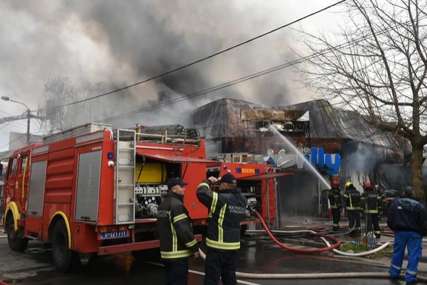Povrijeđen radnik: Požar u preduzeću zahvatio komoru za farbanje
