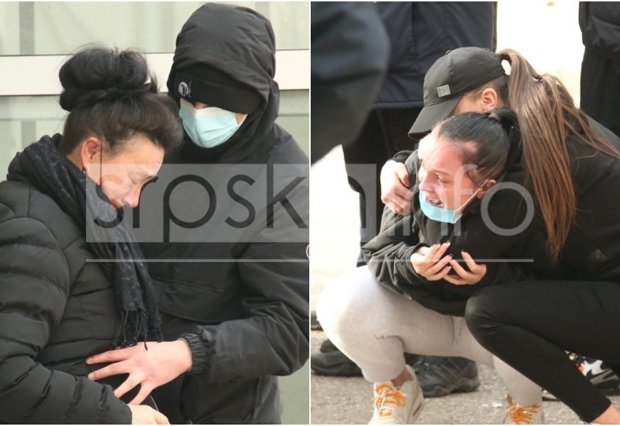 POTRESNE SCENE Majka ubijenog Duška briznula u plač, navijači joj pritrčali u zagrljaj (FOTO)