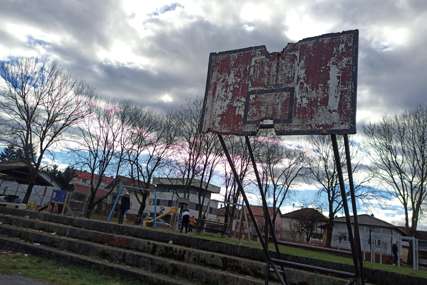 Igralište u Lazarevu vapi za sanacijom: Ograda uništena,  koševi bez obruča (FOTO)