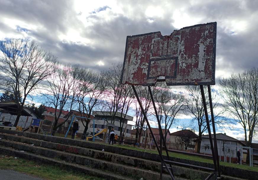 Igralište u Lazarevu vapi za sanacijom: Ograda uništena,  koševi bez obruča (FOTO)