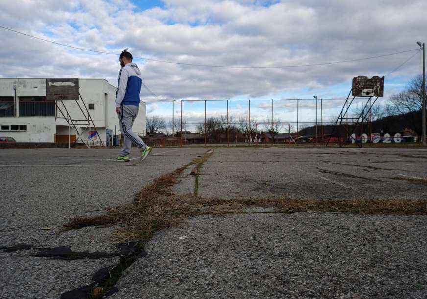 Horor na školskim igralištima: Sportski rekviziti pokidani, klupe i ograde razvaljene (FOTO)