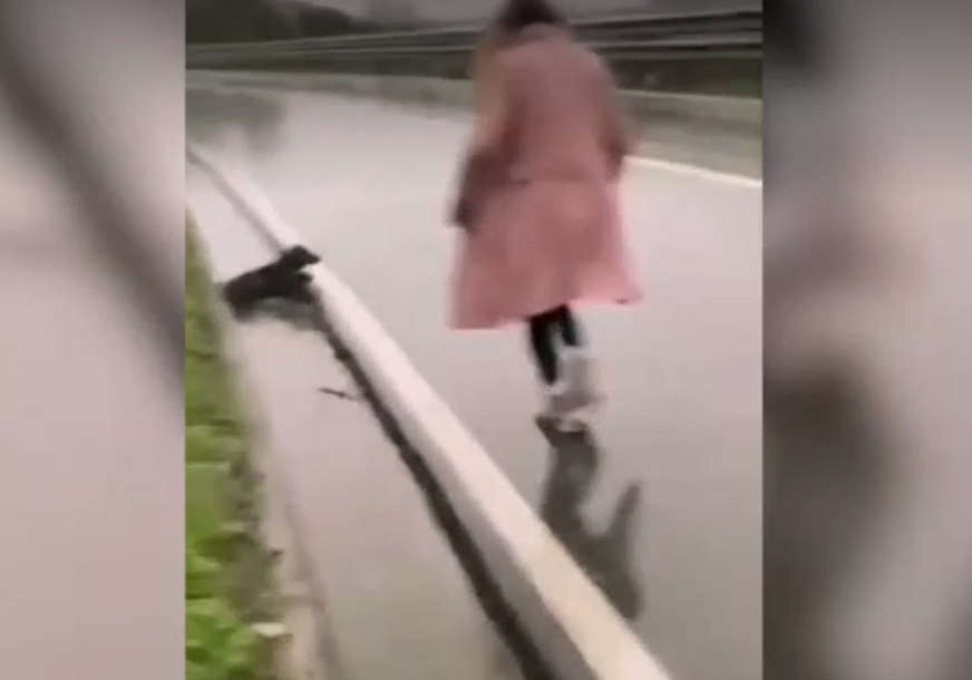 "IMAŠ VELIKO SRCE, BRAVO!" Djevojka je pronašla povrijeđenu životinju pokraj puta i ovo učinila (VIDEO)